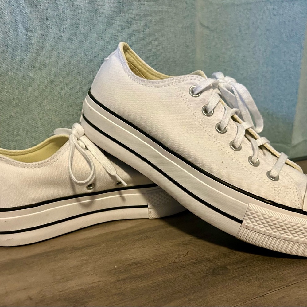 Converse All Star White Sneakers, Chuck Taylor lift Platform Womens    Size 9